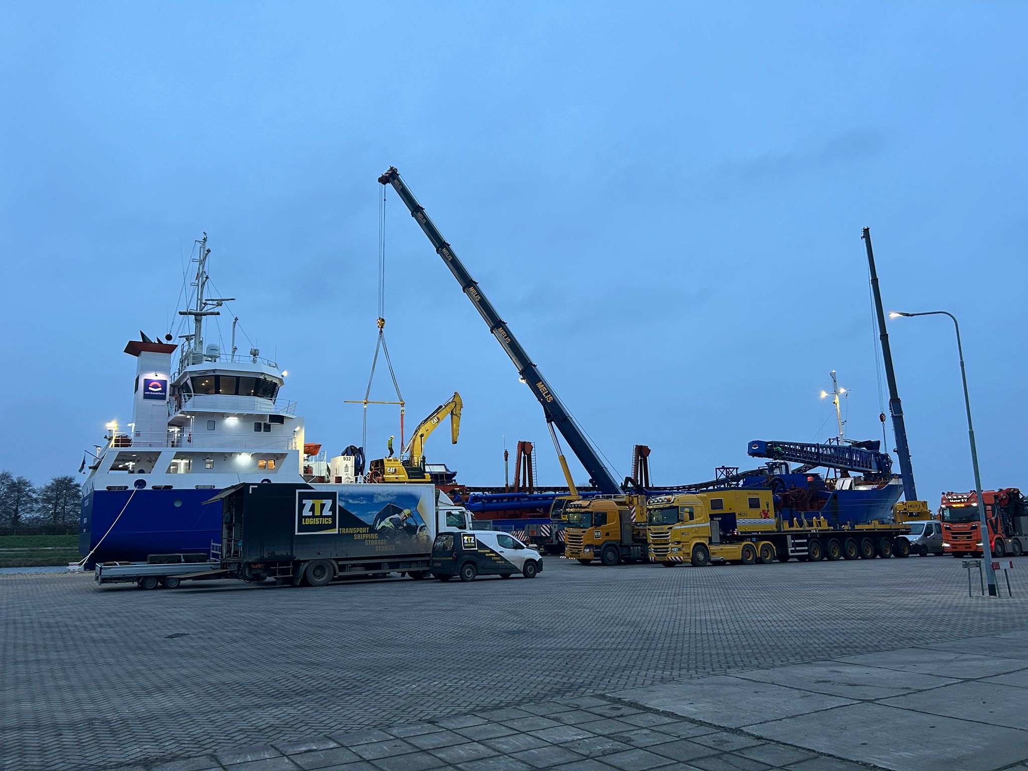 CAT 352 Marine proof geconserveerd incl. installatie op sleepzuiger